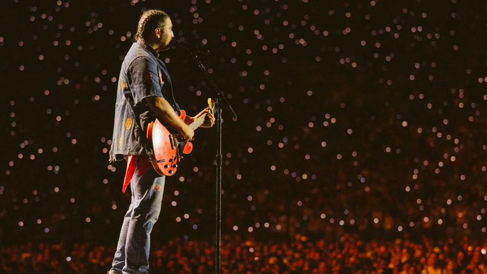Noah Kahan agota el Rose Bowl Stadium con un show de dos horas y media ante 57,000 personas