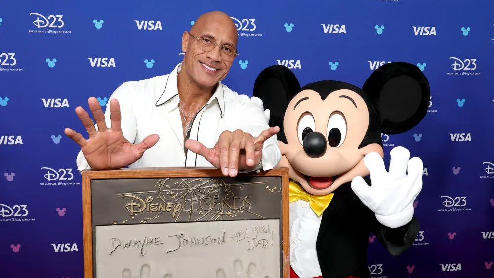 Dwayne Johnson recibe premio Disney Legends de manos de Emily Blunt en D23