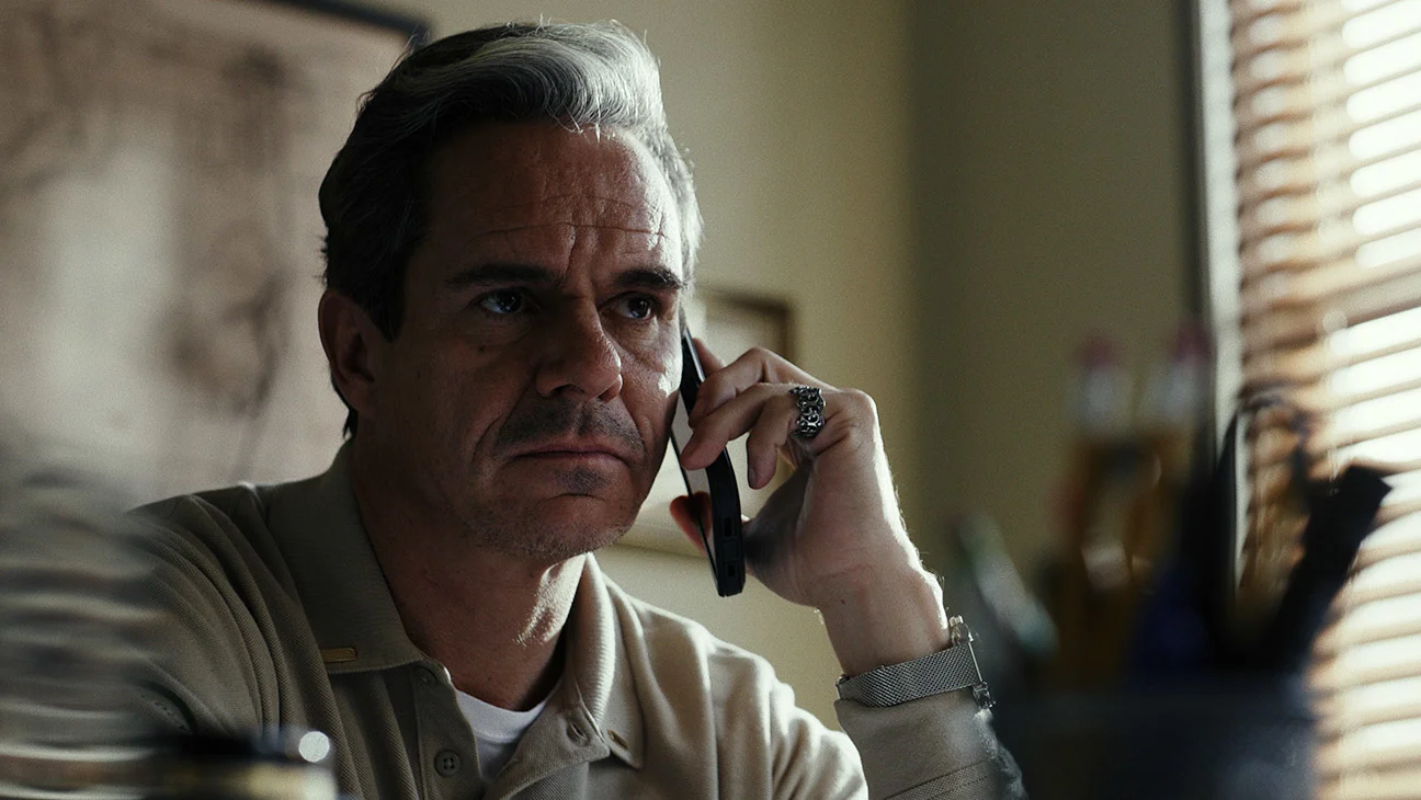 Tony Dalton revela que Jonathan Banks lo llamó 'el mejor maldito malo' y habla de su futuro en Marvel