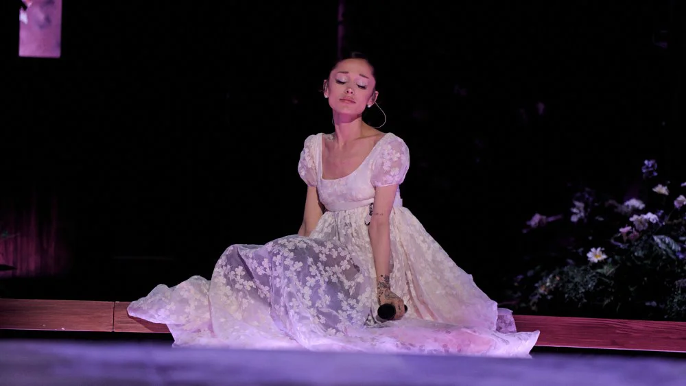 Ariana Grande se retira de la vida pública tras su gira por escrutinio sobre su salud