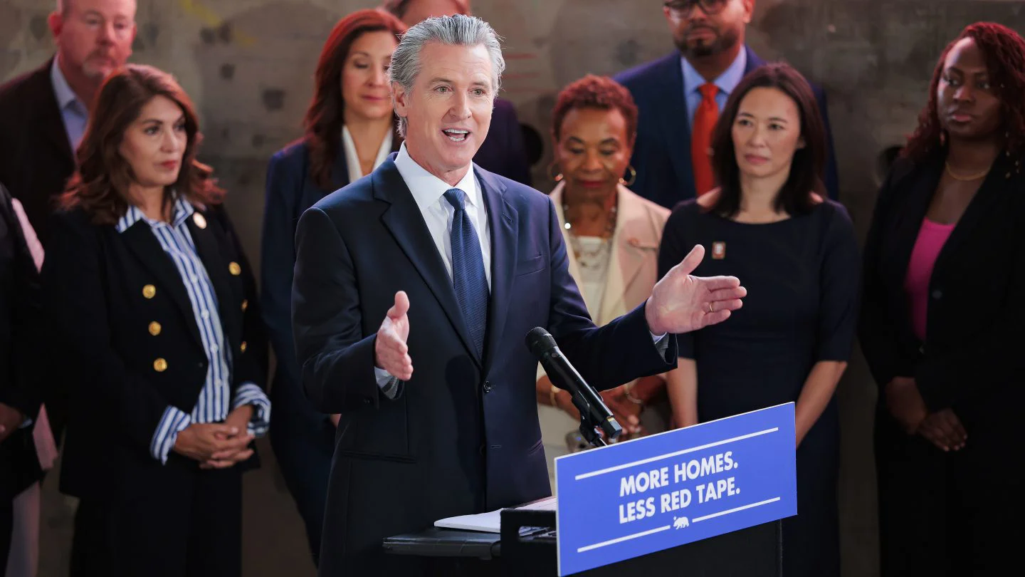 Newsom apoya negociaciones para resolver demanda antimonopolio contra fusión Paramount-Warner Bros.