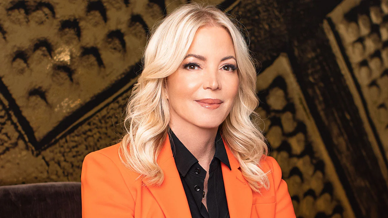 Jeanie Buss niega venta de participación familiar en Lakers y acusa a hermanos de filtración falsa