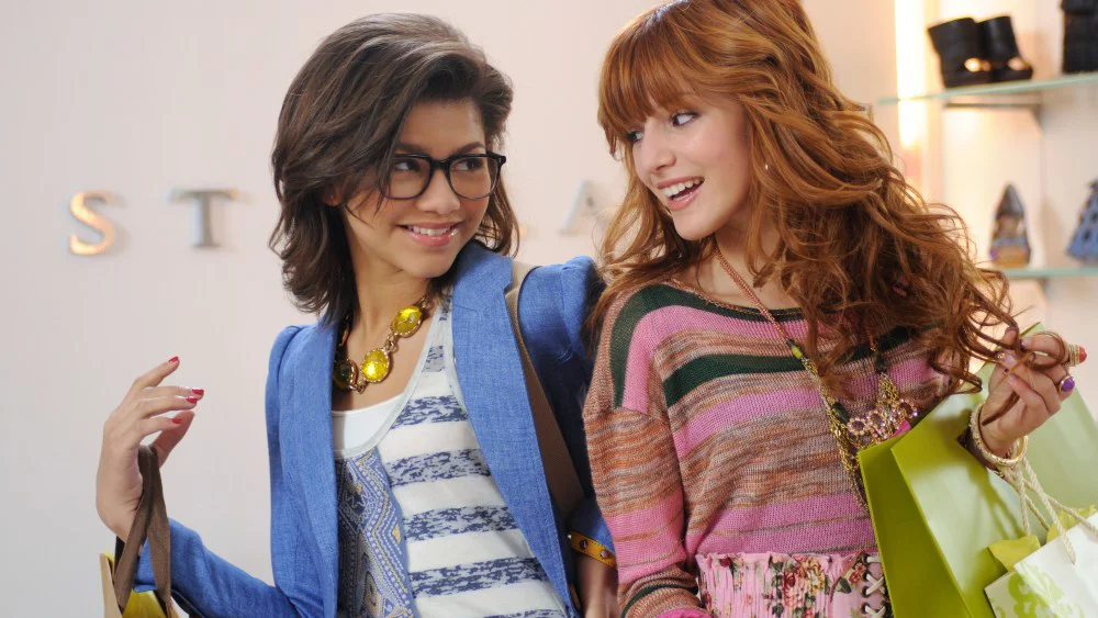 Bella Thorne revela que Disney la enfrentó agresivamente contra Zendaya durante su fama infantil