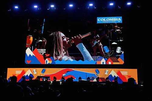 Karol G actúa en concierto benéfico 'Voces por la Vida' en Bogotá
