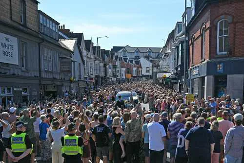Cientos de admiradores se congregan en Mumbles para despedir a Bonnie Tyler