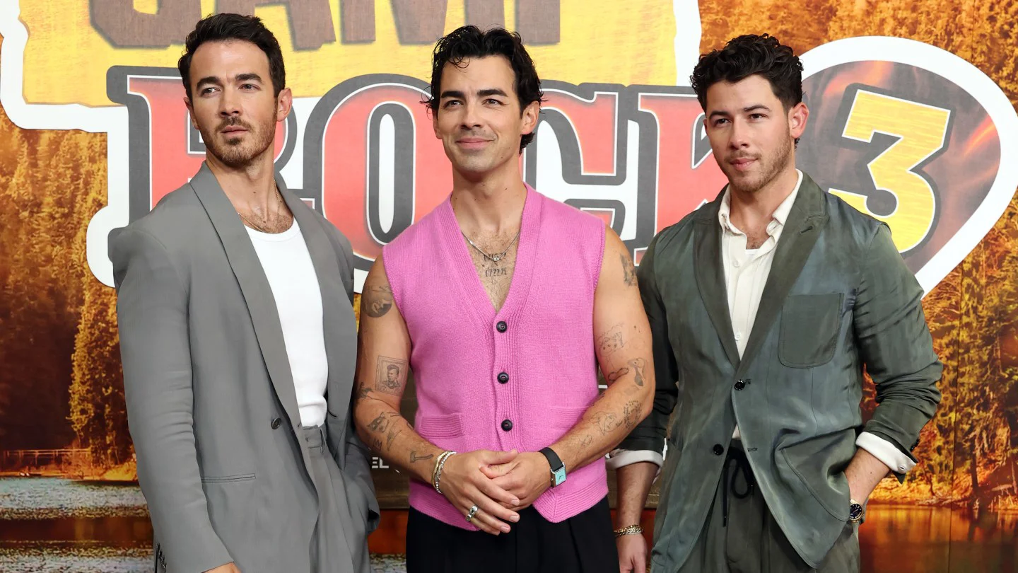 Jonas Brothers y Demi Lovato reflexionan sobre la nueva generación Disney en el estreno de 'Camp Rock 3'
