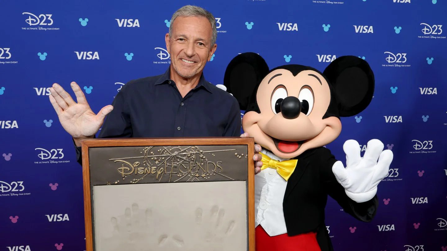 Bob Iger es nombrado Leyenda de Disney y elogia a su sucesor Josh D'Amaro en el D23