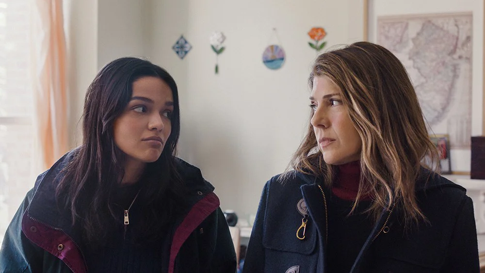 Marisa Tomei y Rachel Zegler protagonizan la comedia dramática 'She Gets It From Me'