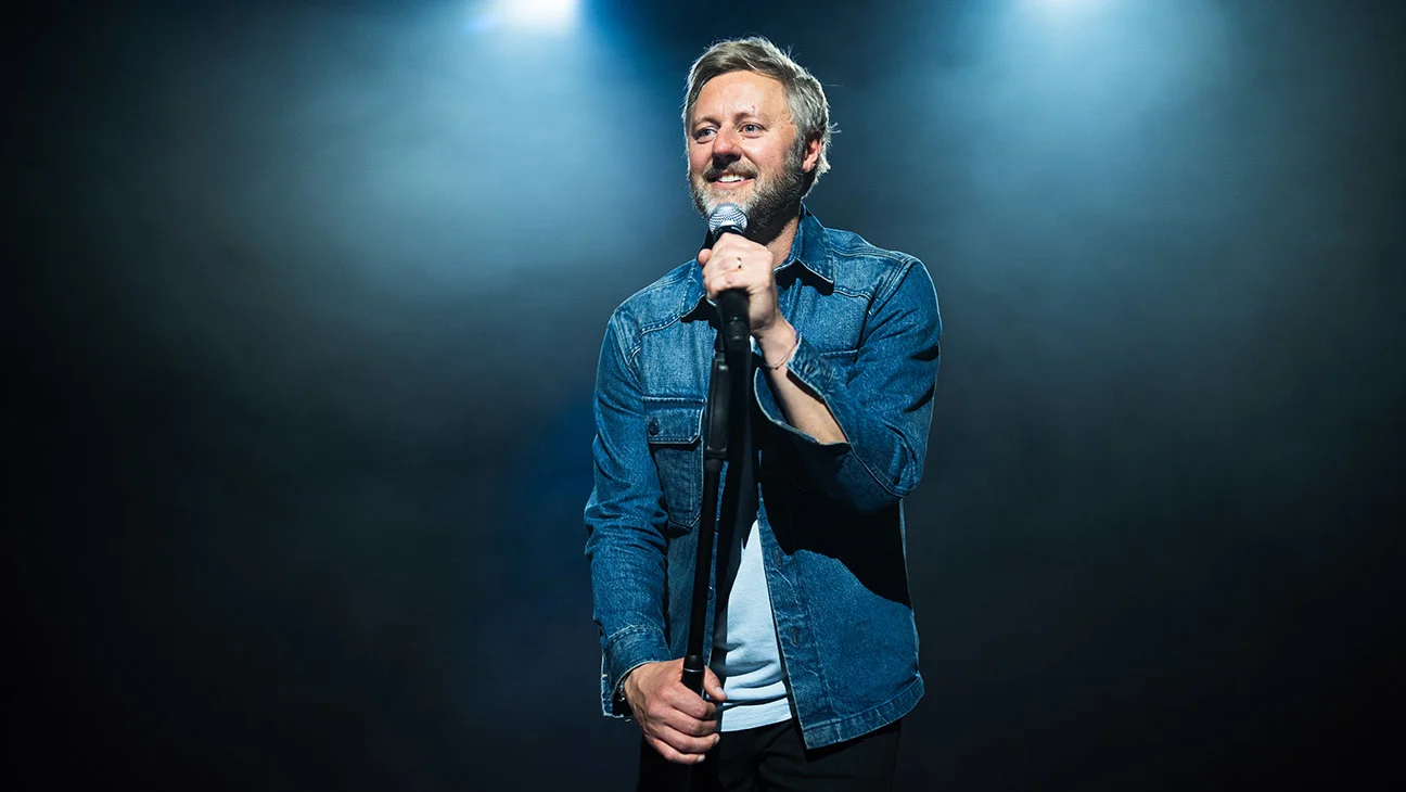 Rory Scovel estrena especial de Netflix entre vulnerabilidad, política y el duelo por su padre