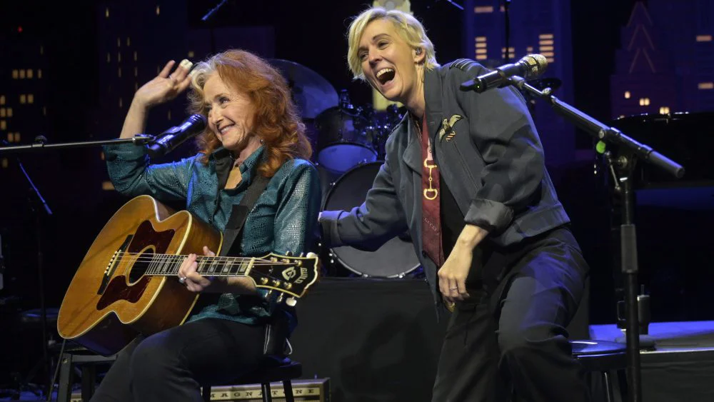 Brandi Carlile es inducida al Salón de la Fama de 'Austin City Limits' con actuación de Bonnie Raitt