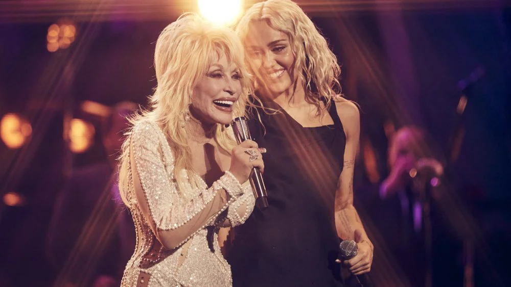 Miley Cyrus revela detalles de su última conversación con Dolly Parton
