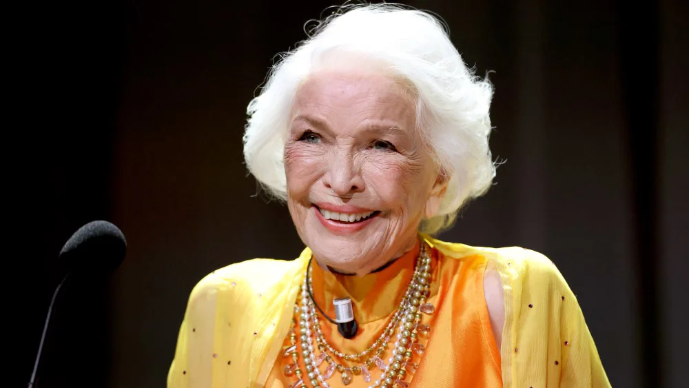 Ellen Burstyn recibe el León de Oro en Venecia con andador y llama a su país a 'encontrar su línea blanca'