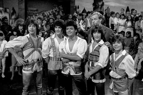 Siete exintegrantes de Menudo se reúnen para gira del 50 aniversario