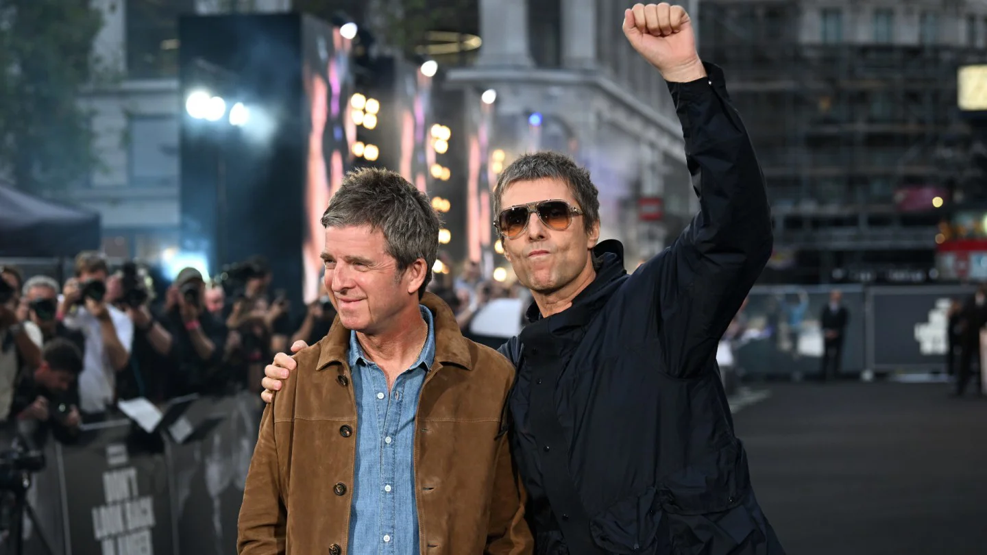Liam y Noel Gallagher asisten tarde al estreno en Reino Unido de su documental 'Oasis: Don't Look Back in Anger'