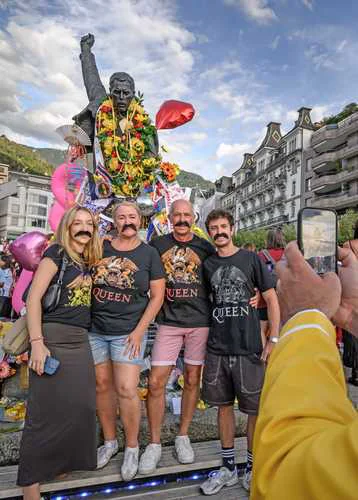 Celebran en Suiza el 80 cumpleaños de Freddie Mercury con miles de seguidores
