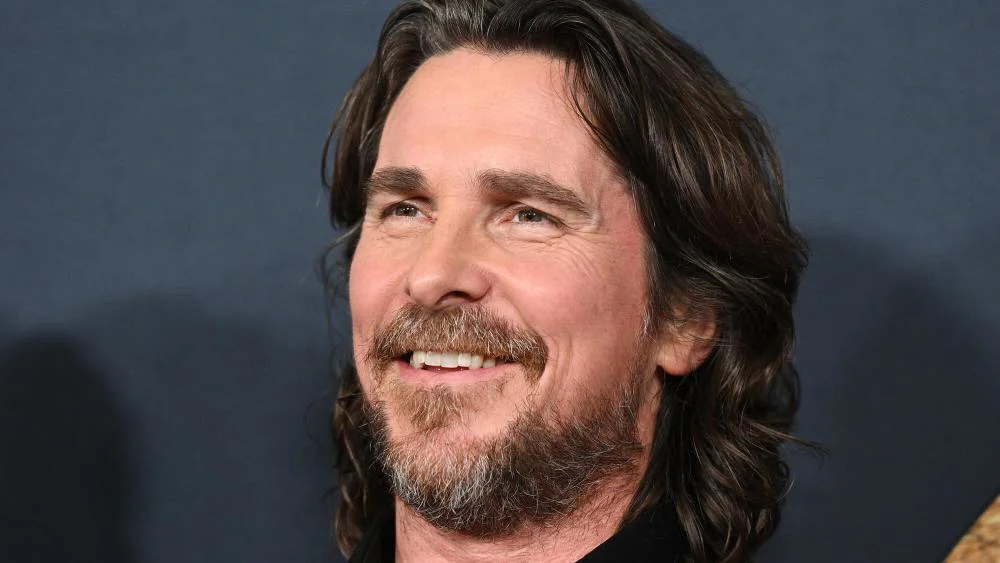 Christian Bale inaugura aldea de cuidado de acogida en Palmdale