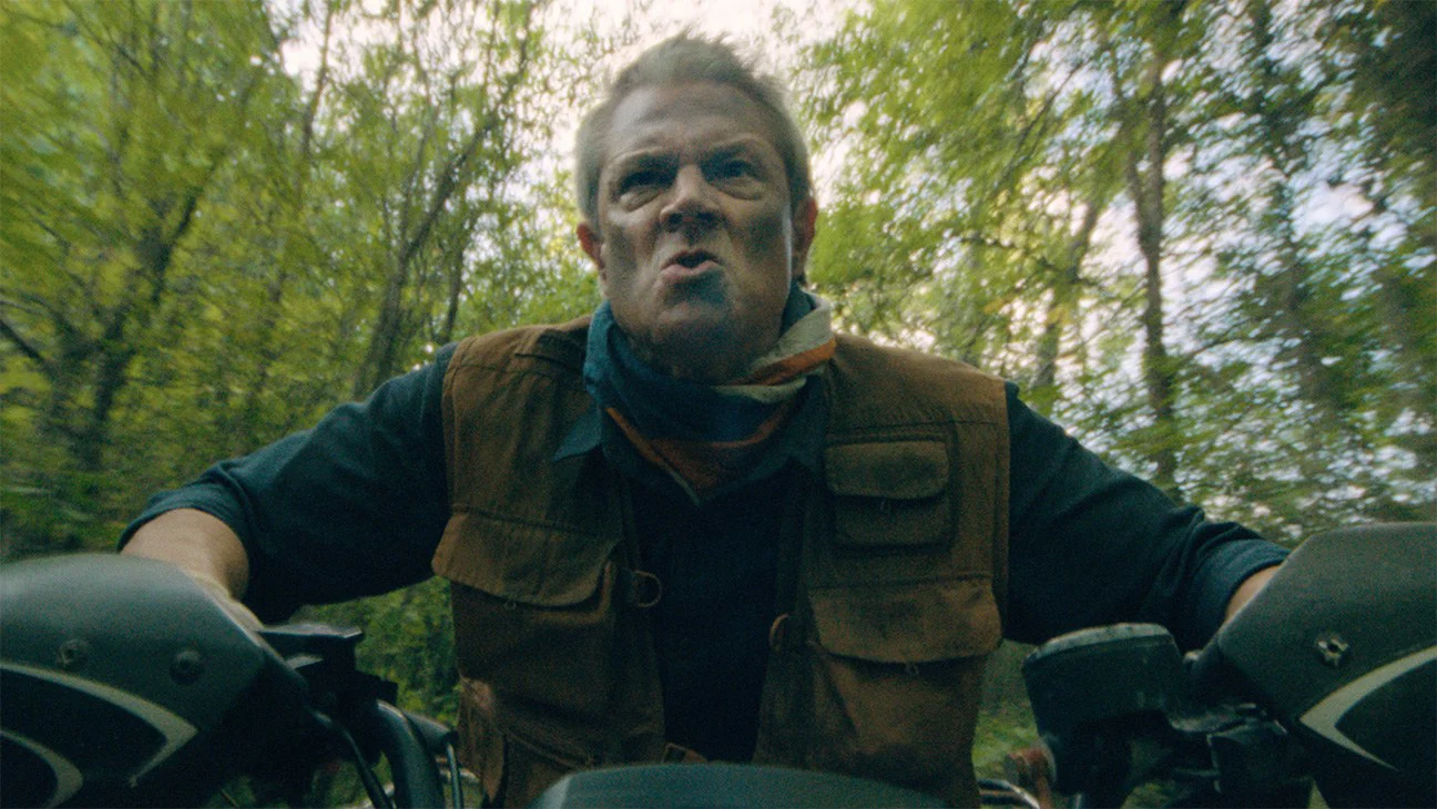 Crítica: 'Tiny Fugitives', comedia R-rated de Johnny Knoxville que apuesta por el escándalo infantil