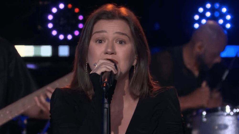 Kelly Clarkson cierra su talk show con versión de 'Golden' de 'KPop Demon Hunters'
