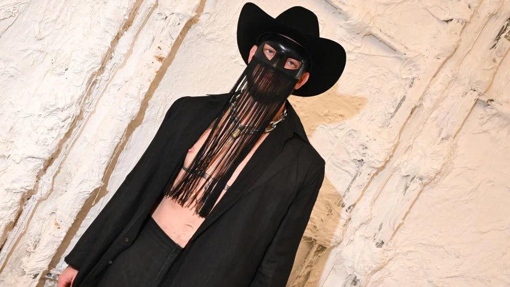 Orville Peck revela sobredosis antes de concierto en 2023 y lanza su álbum 'Mule'