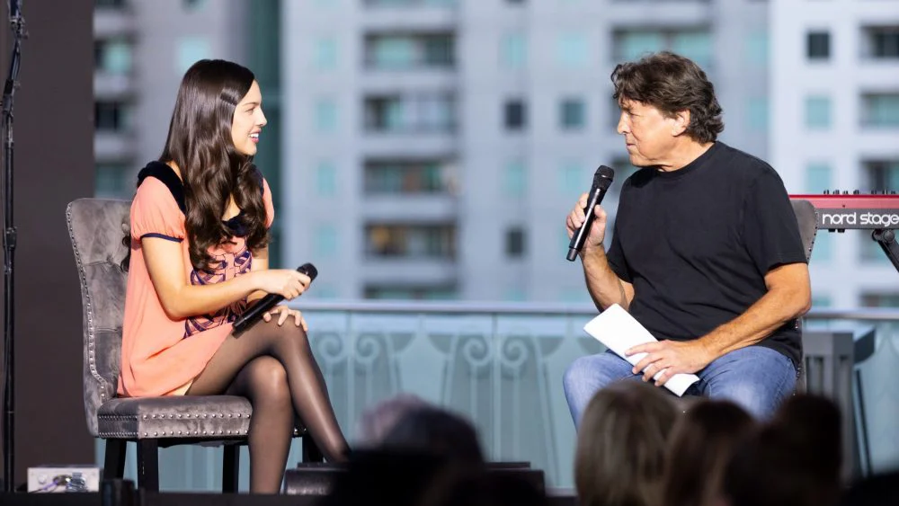 Olivia Rodrigo sugiere a Monica Barbaro para interpretarla en un biopic durante evento en el Grammy Museum