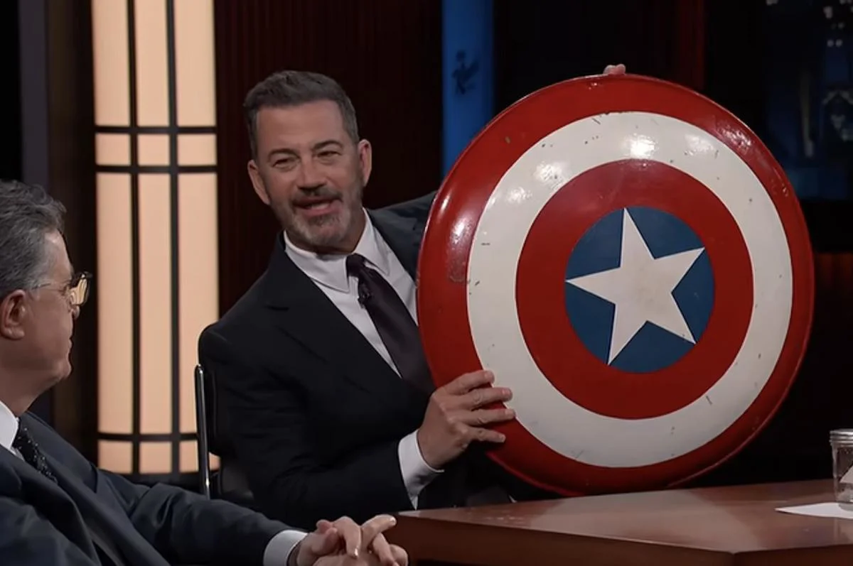 Colbert entregó su escudo del Capitán América a Kimmel